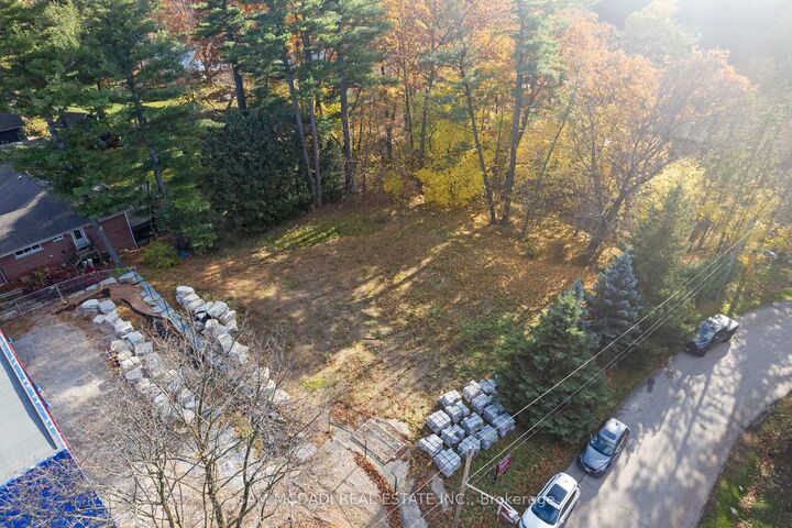 Property Photo:  1470 Pinetree Crescent  ON L5G 2S8 