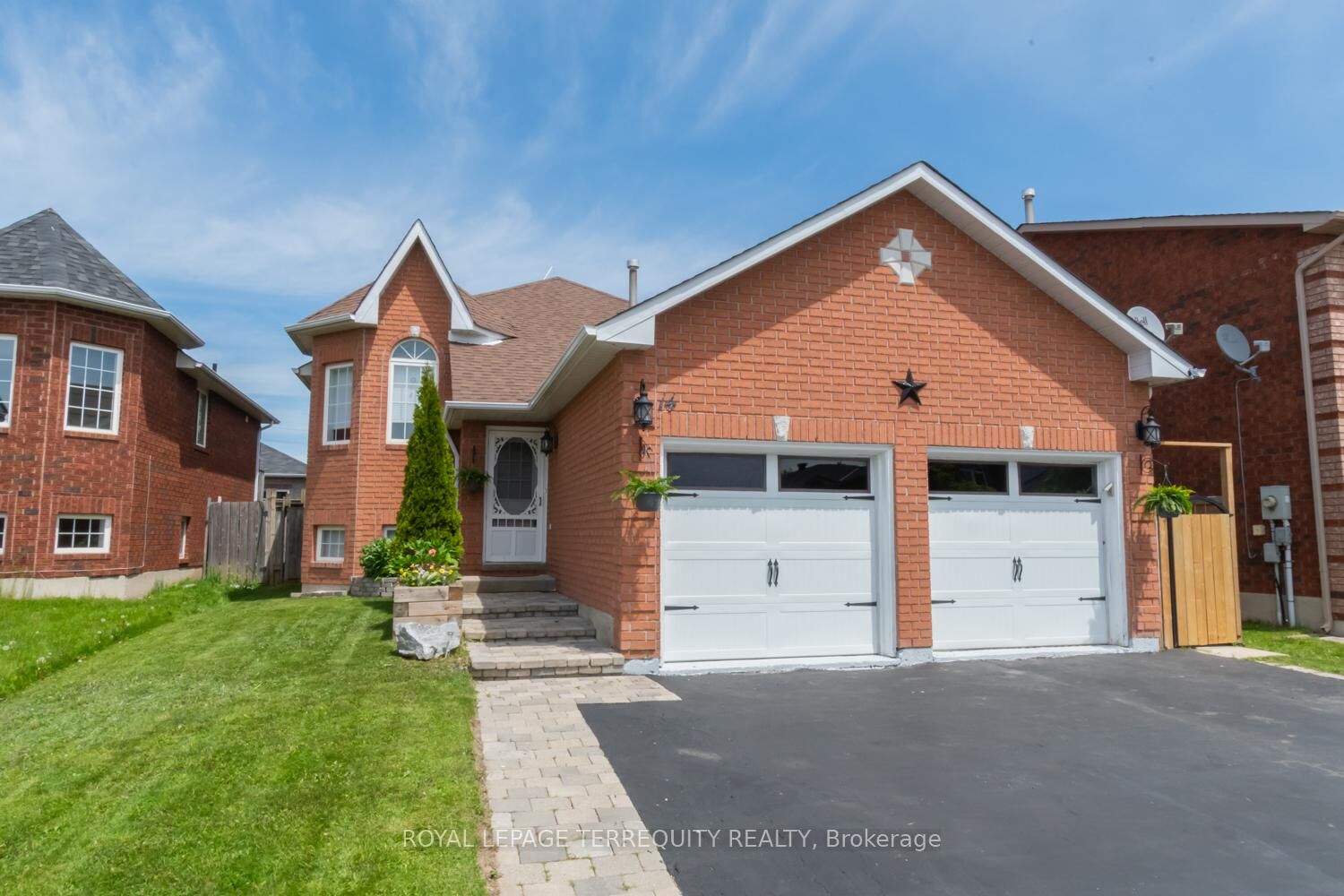 Property Photo: 14 Hewitt Place ON L4M 7B3