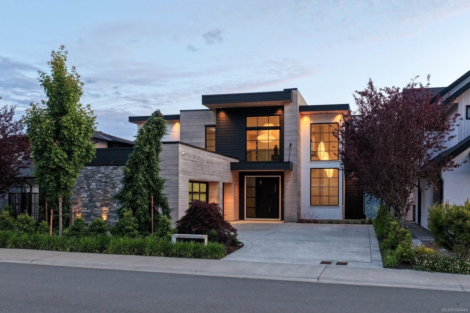Property Photo: 1424 Pinehurst Pl BC V9B 3S3