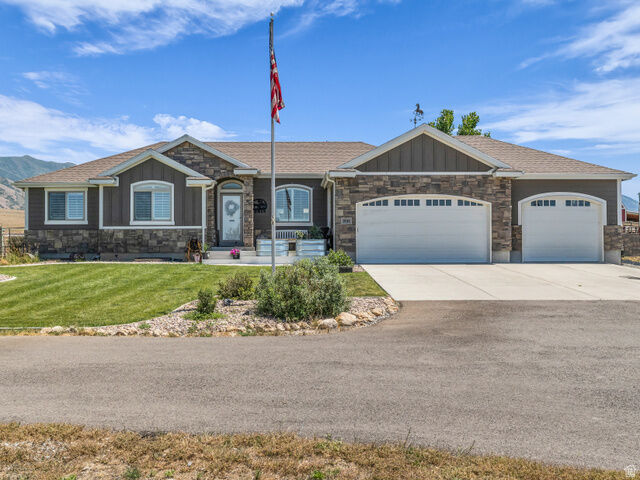 Property Photo: 1644 E Arrowhead Ln UT 84074