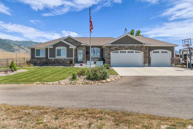Property Photo: 1644 E Arrowhead Ln UT 84074
