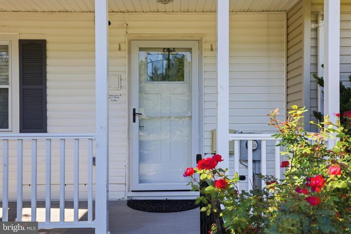 Property Photo:  2 Bush Hill Court  MD 20882 