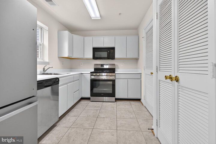Property Photo:  655 Constellation Square SE B  VA 20175 