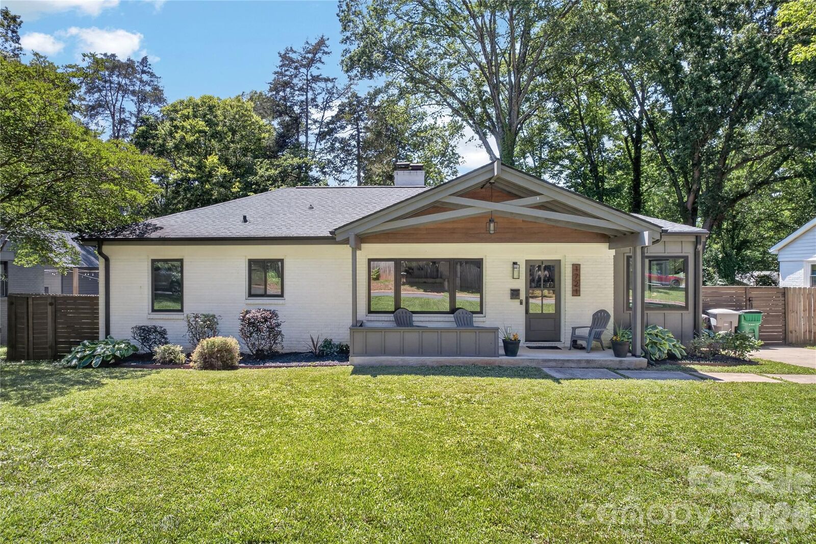 Property Photo:  1721 Merry Oaks Road  NC 28205 