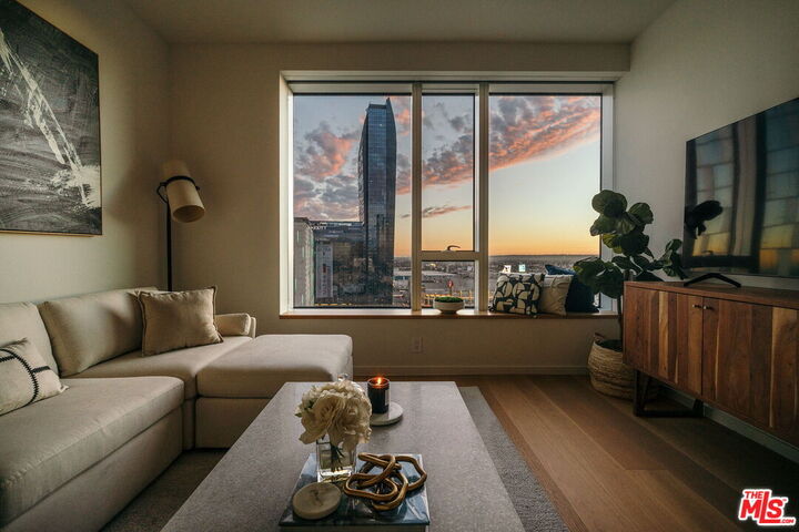 Property Photo:  889 Francisco St  CA 90017 