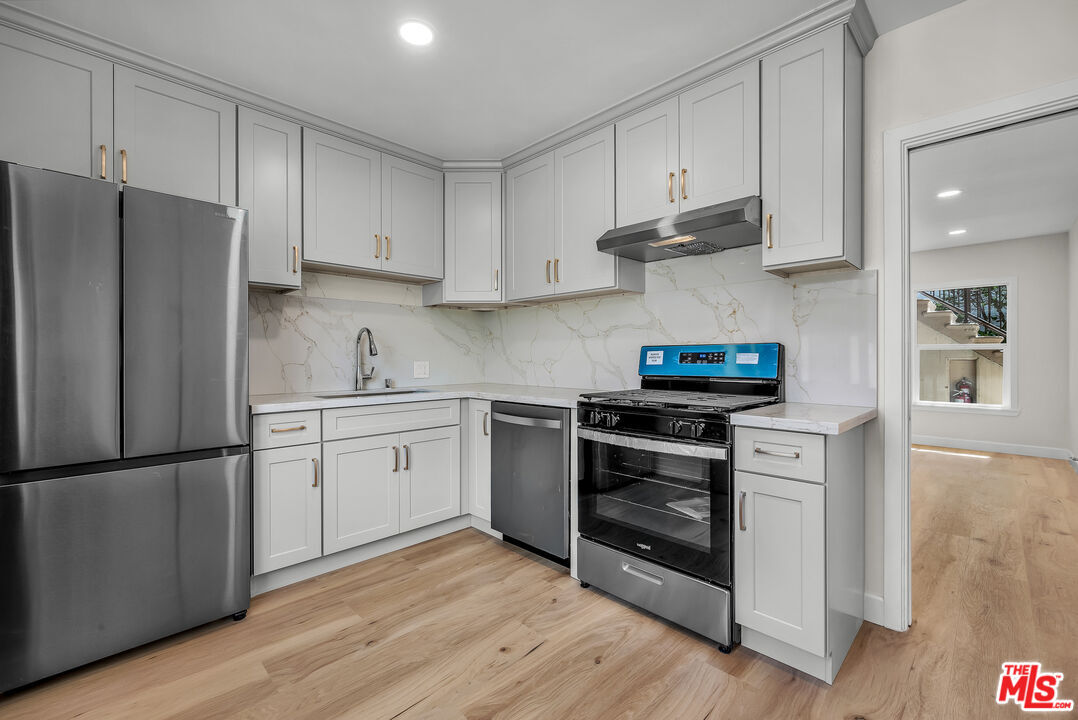 Property Photo: 2027 Euclid St CA 90405