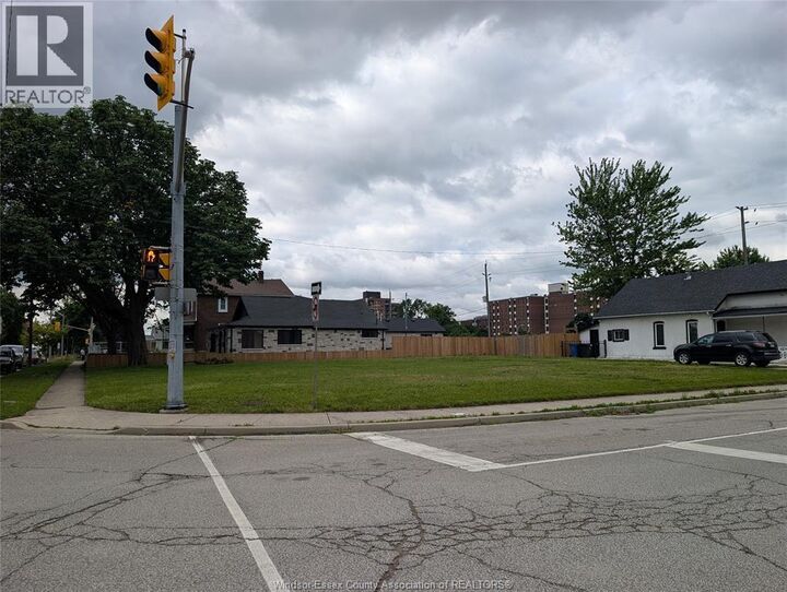 Property Photo:  585 Chatham Street East  ON N9A 2X4 