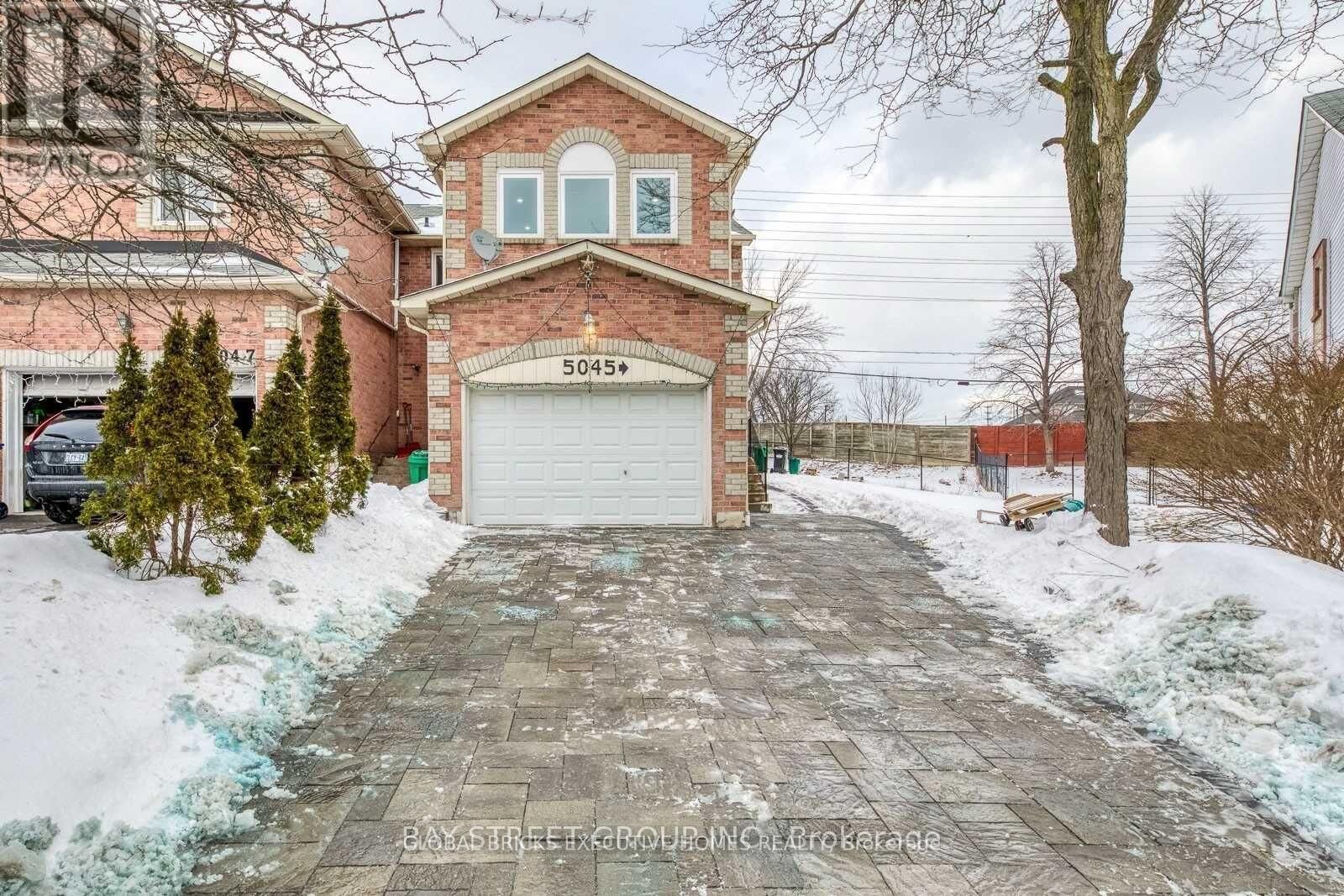 Property Photo:  5045 Rundle Court Upper  ON L5M 4A4 
