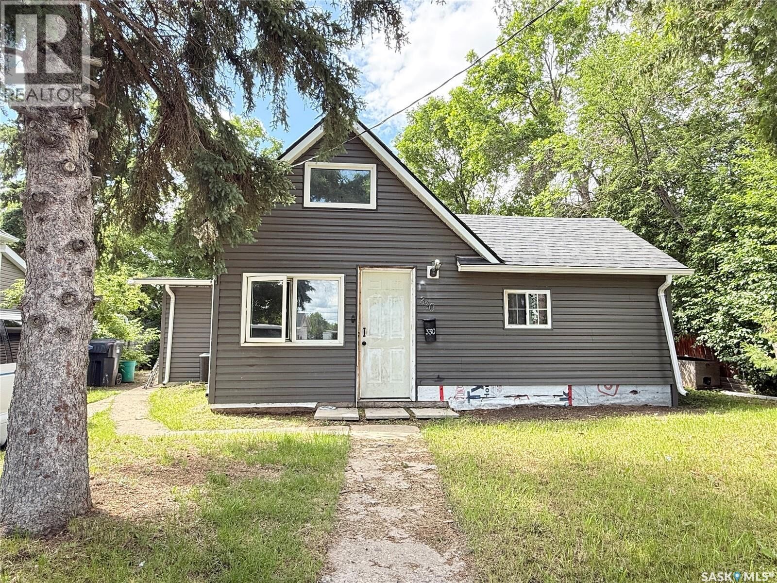 Property Photo: 330 3rd Avenue SE SK S4H 1X4