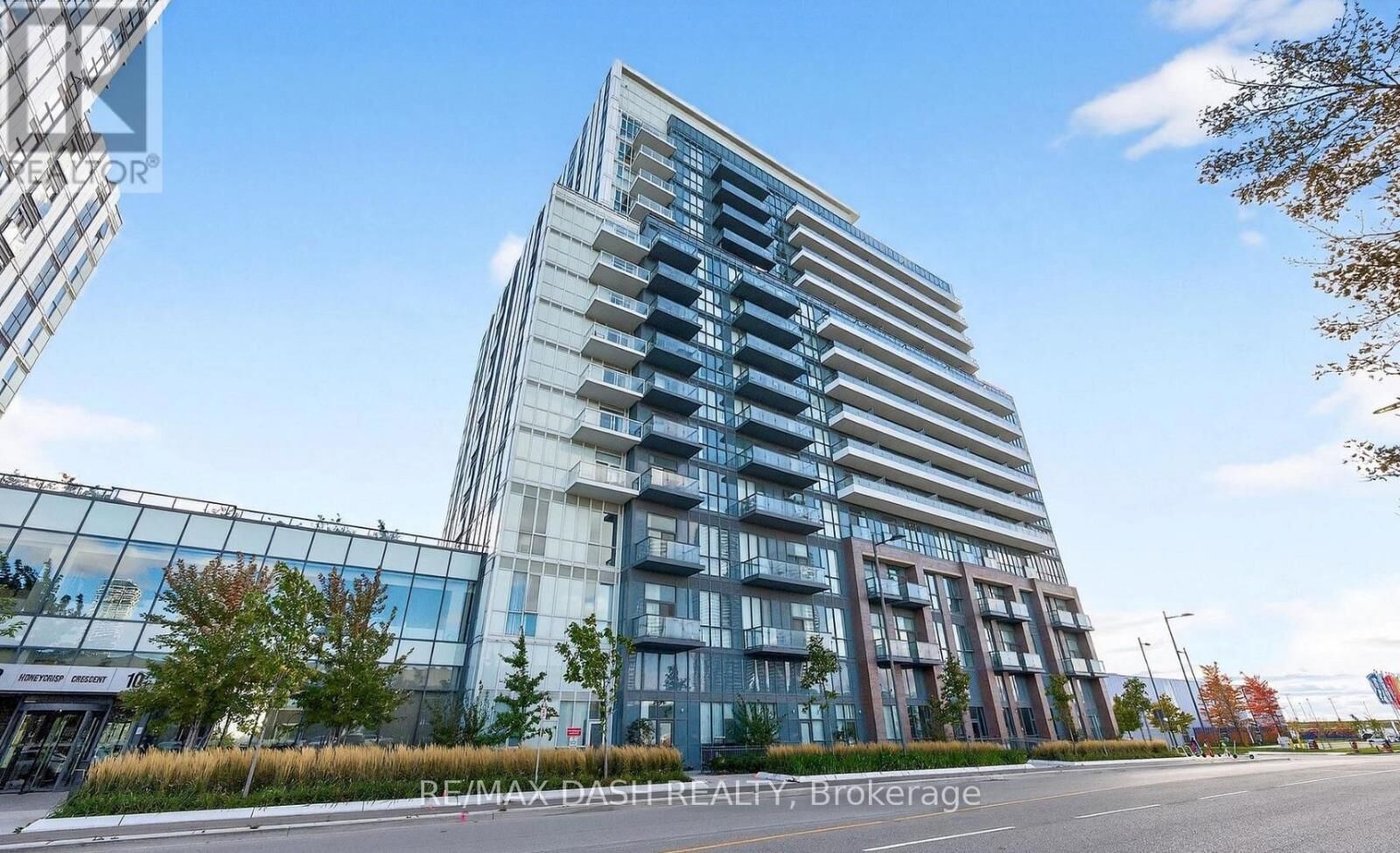 Property Photo:  10 Honeycrisp Crescent 1118  ON L4K 0M7 