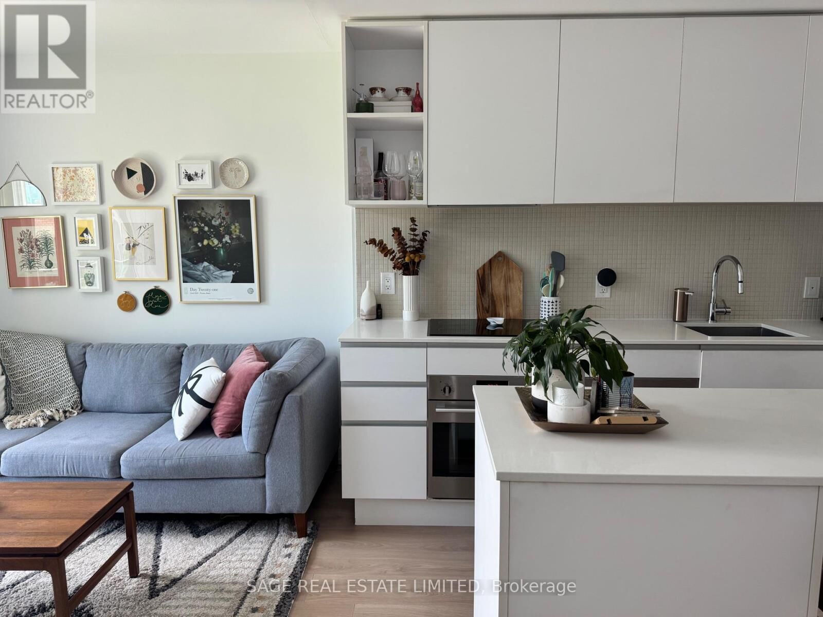 Property Photo: 377 Madison Avenue 405 ON M4V 3E1