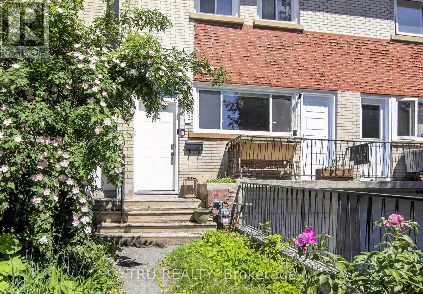 Property Photo: 1253 Emperor Avenue ON K1Z 8C4