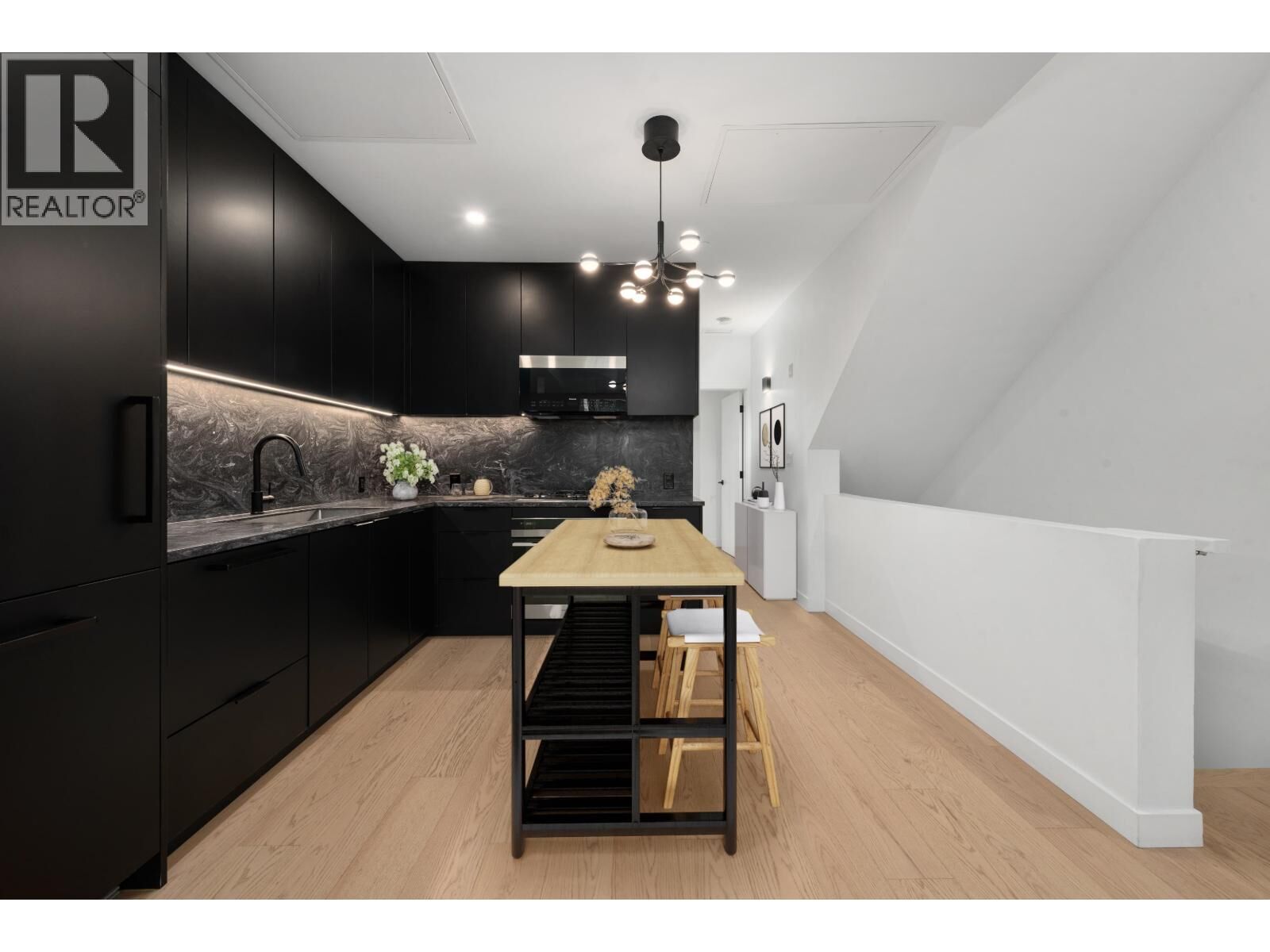 Property Photo: 650 East 2nd Street 122 BC V7L 1E3