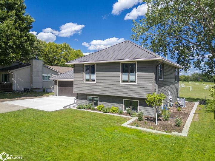 Property Photo:  908 S 15th Street  IA 50428 
