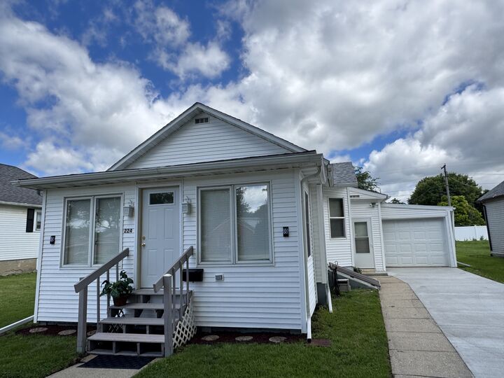 Property Photo:  224 W 2nd Place  IL 61362 