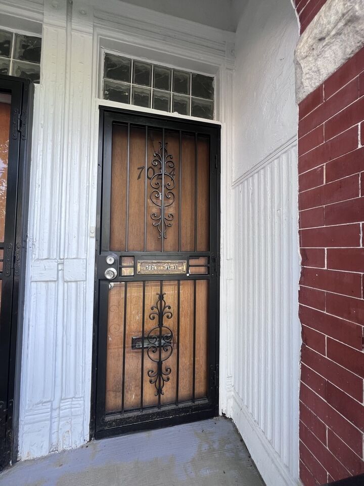 Property Photo:  7024 S Wentworth Avenue 1  IL 60621 