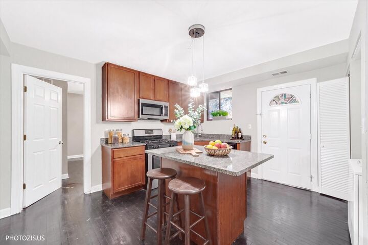 Property Photo: 6254 N Bell Avenue T IL 60659