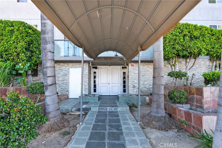 Property Photo:  4441 Woodman Avenue 107  CA 91423 