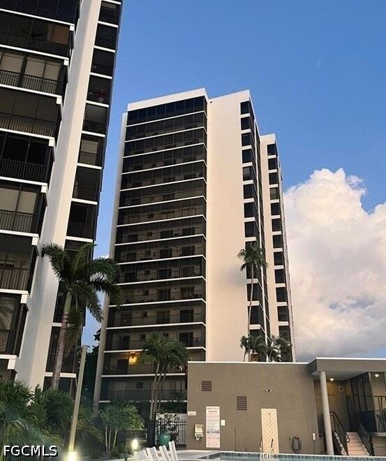 Property Photo:  1920 Virginia Avenue 1402  FL 33901 