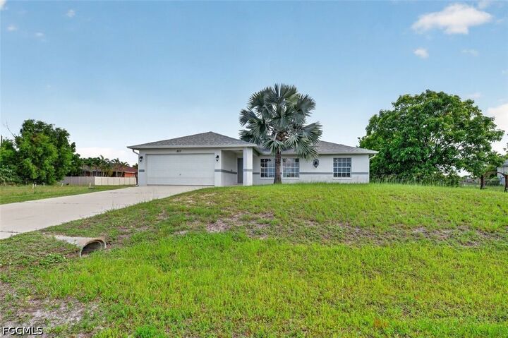 Property Photo: 827 SW 29th Terrace FL 33914