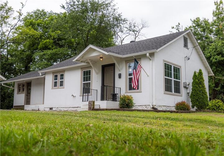 Property Photo:  810 W Elgin Street  AR 72761 