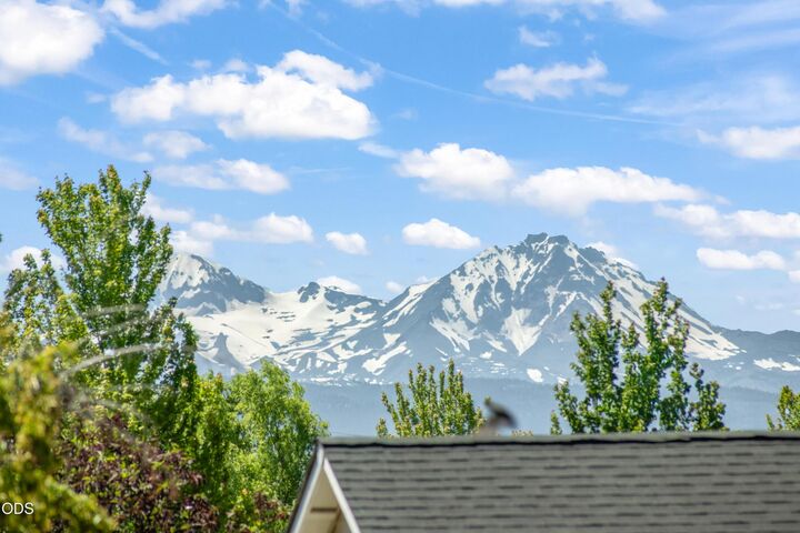 Property Photo:  63177 Iner Loop  OR 97701 