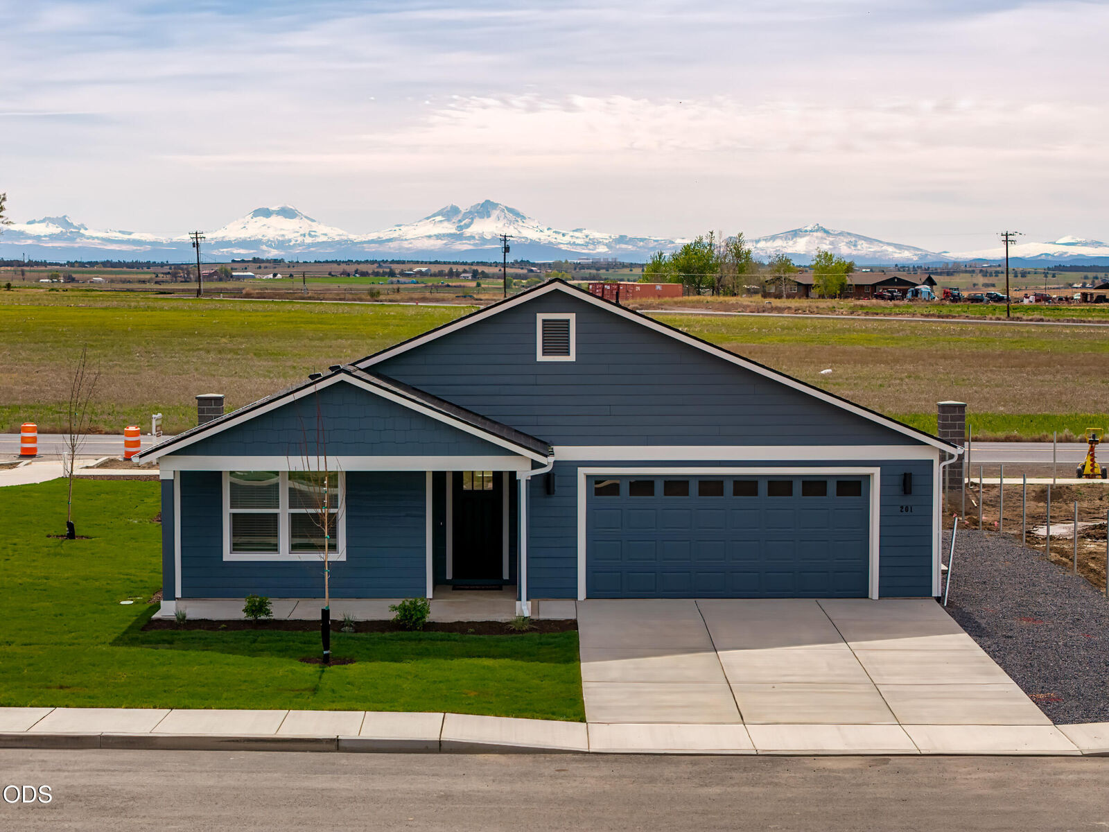 Property Photo:  201 SE Peppermint Loop  OR 97734 