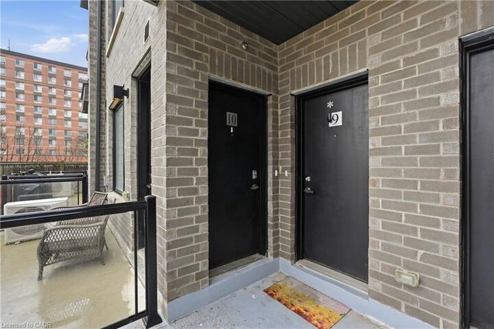 Property Photo: 3425 Ridgeway Drive 10 ON L5L 0B9