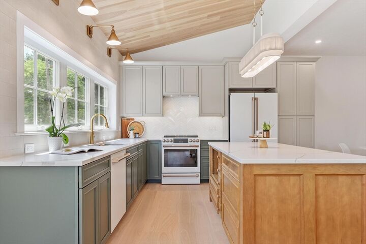 Property Photo:  60 Neillian Street  MA 01730 