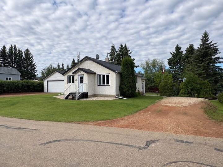 Property Photo:  107 1 Avenue  AB T0B 3Y0 