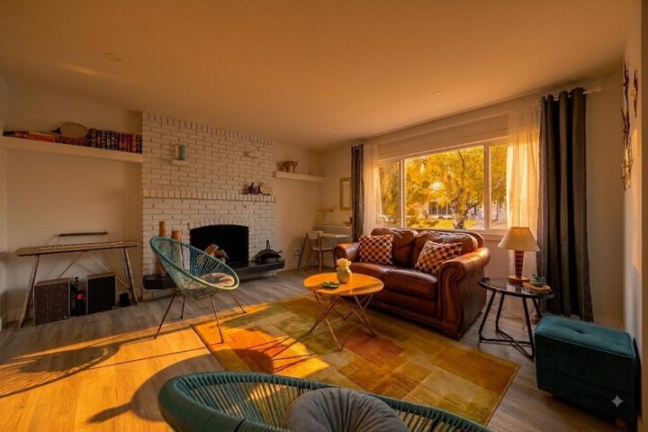 Property Photo:  723 75 Avenue SW  AB T2V 0S4 