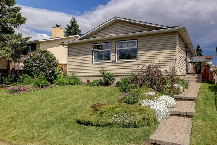 148 Rundlecairn Rise NE — photo 1