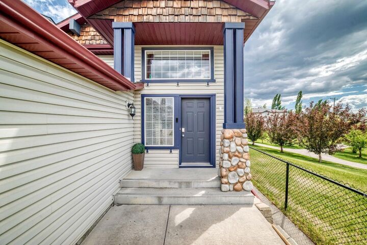 Property Photo:  91 Panamount Gardens NW  AB T3K 5V5 