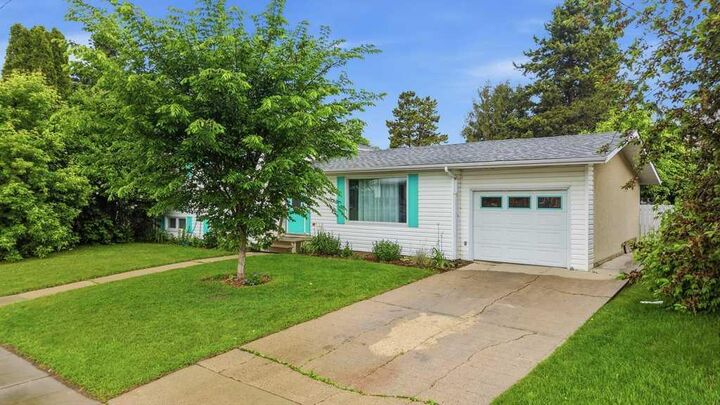 Property Photo:  5632 48 Avenue  AB T4L 1M7 