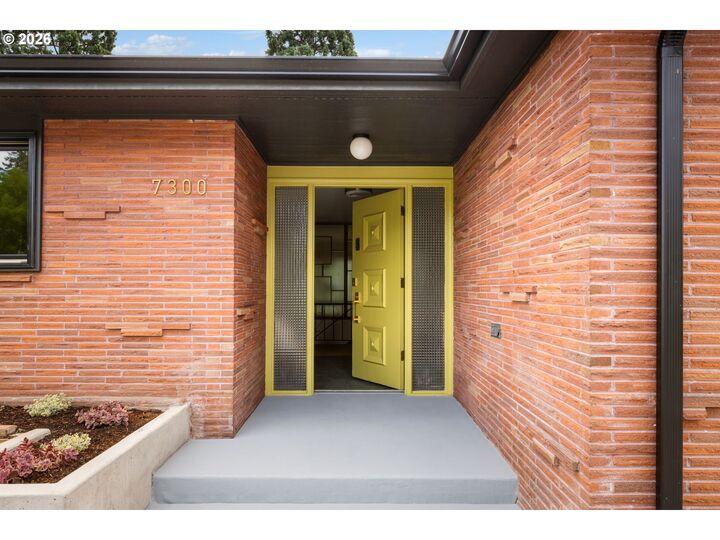 Property Photo:  7300 NE Sacramento St  OR 97213 