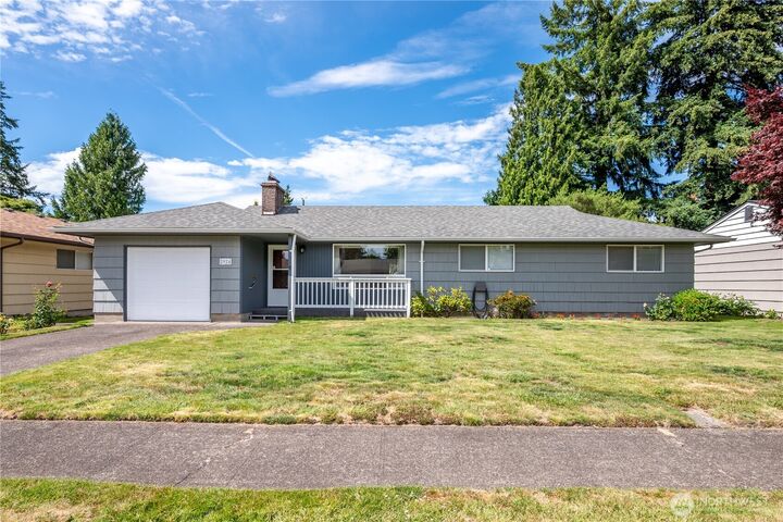 Property Photo: 2924 Magnolia Street WA 98632