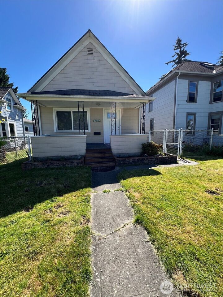 Property Photo: 2219 Rockefeller Ave WA 98201