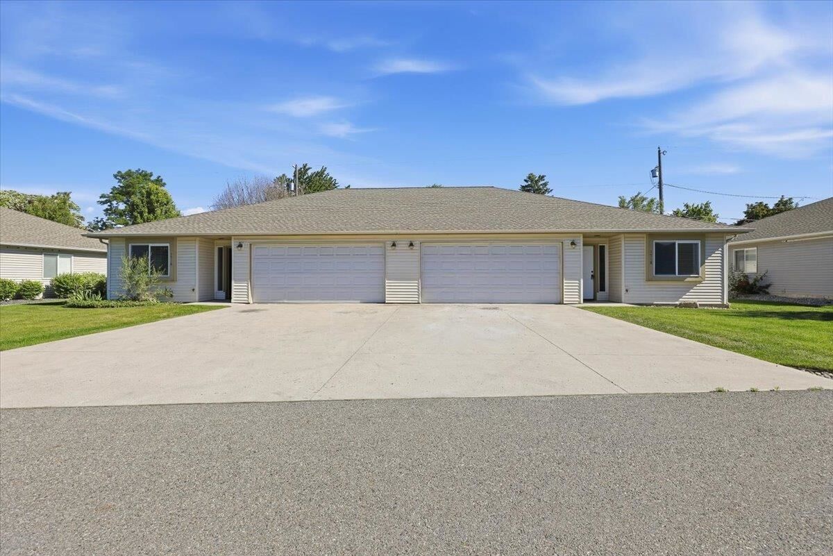 Property Photo: 1716 N Bessie Ln 1718 N Bessie Ln WA 99224