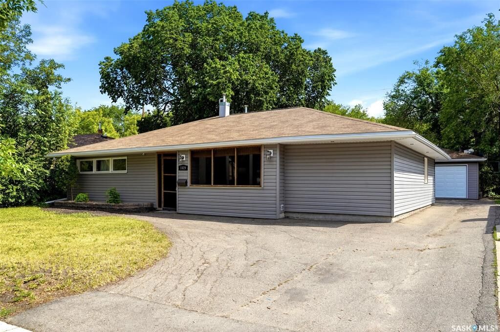 Property Photo: 1829 Grant Drive SK S4S 4V5