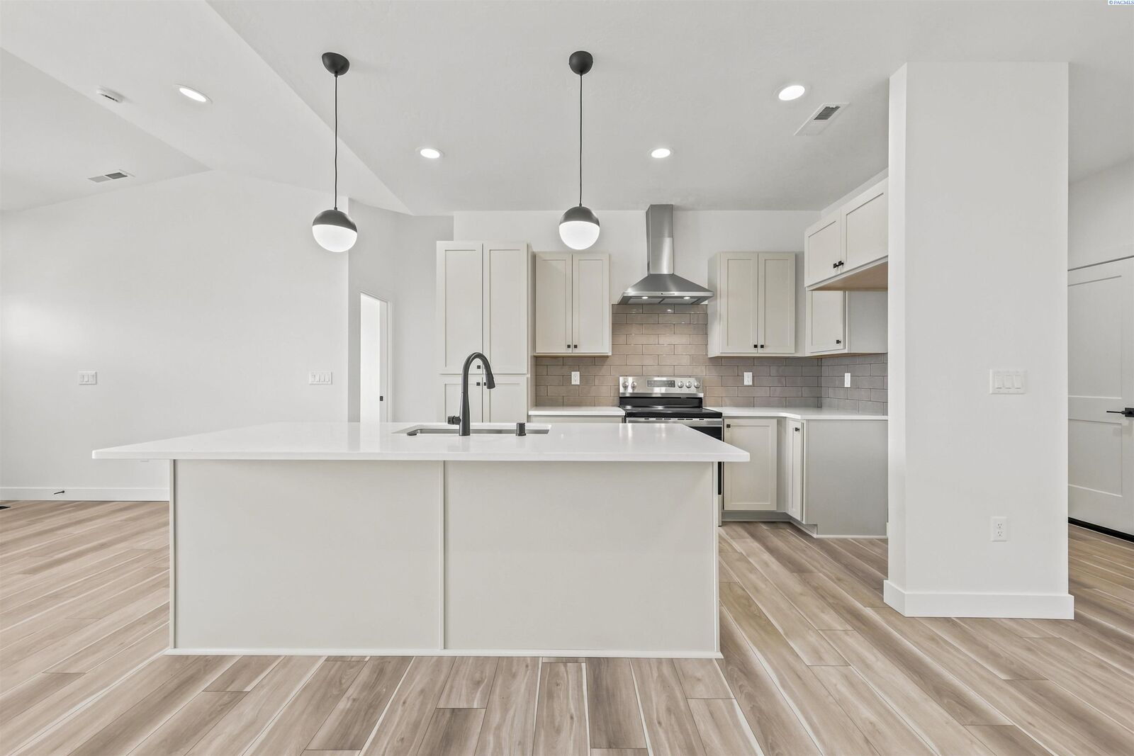 Property Photo:  4460 Conifer St  WA 99353 