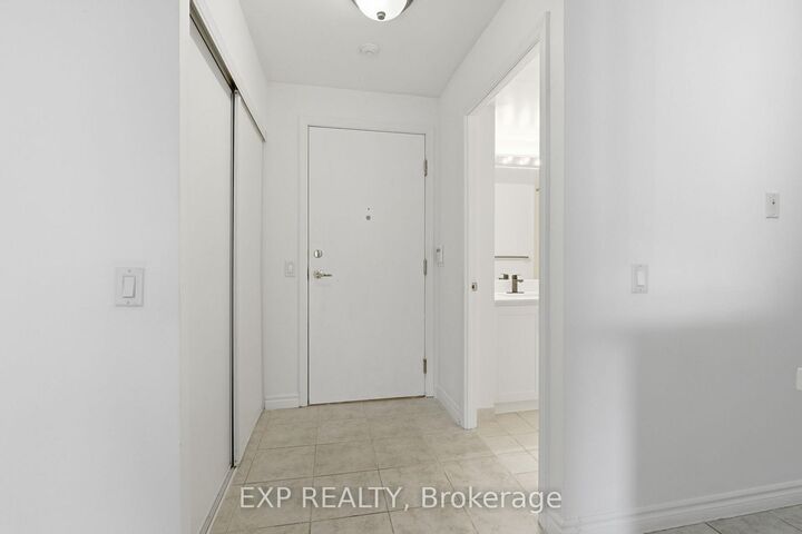 Property Photo: 25 Kingsbridge Garden Circle 2120 ON L5R 4B1