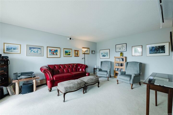 Property Photo:  1012 Collinson St #404  BC V8V 3C1 