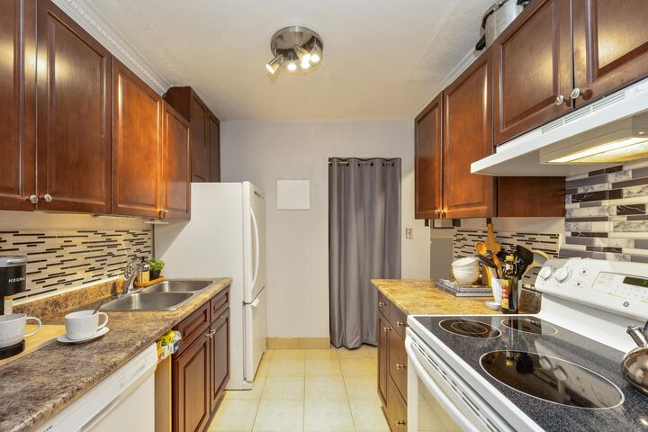 Property Photo: 6105 Kingsway 112 BC V5J 5C7