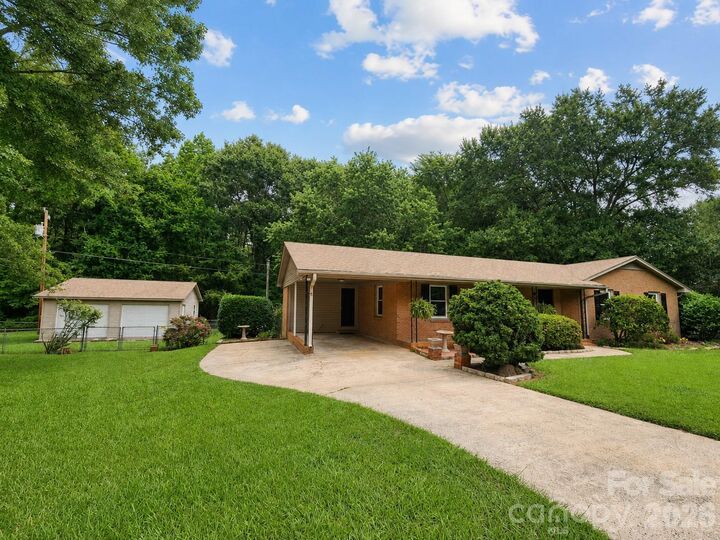 Property Photo: 2914 Dresden Drive NC 28056