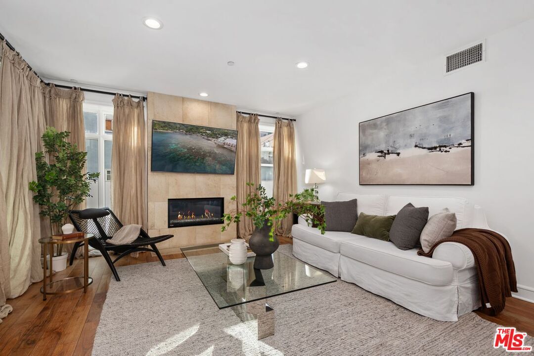 Property Photo:  447 N Doheny Dr  CA 90210 