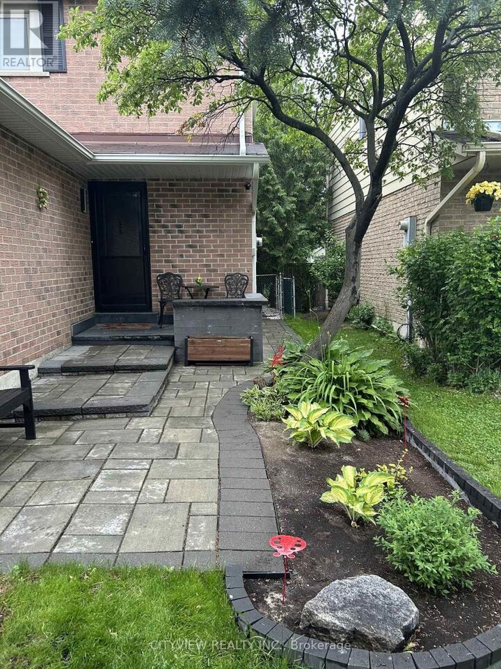 Property Photo:  7025 Hickling Crescent  ON L5N 5A6 