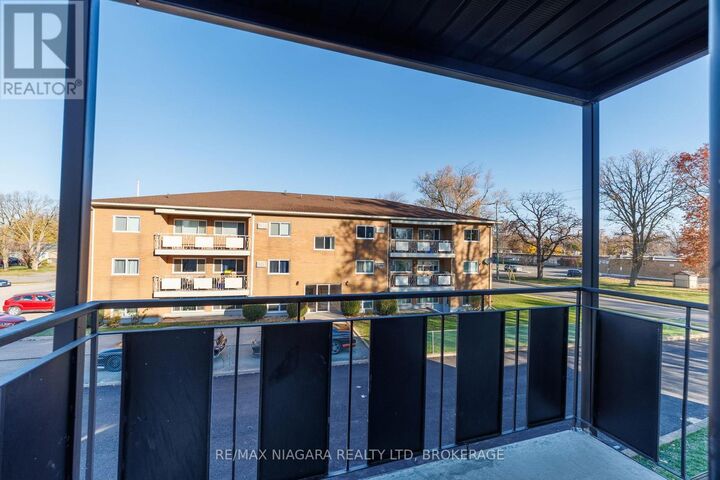 Property Photo:  141 Plymouth Road Unit 12  ON L3B 3C8 