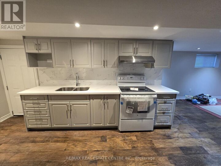 Property Photo: 86 Vista Boulevard Lower ON L5M 1C5
