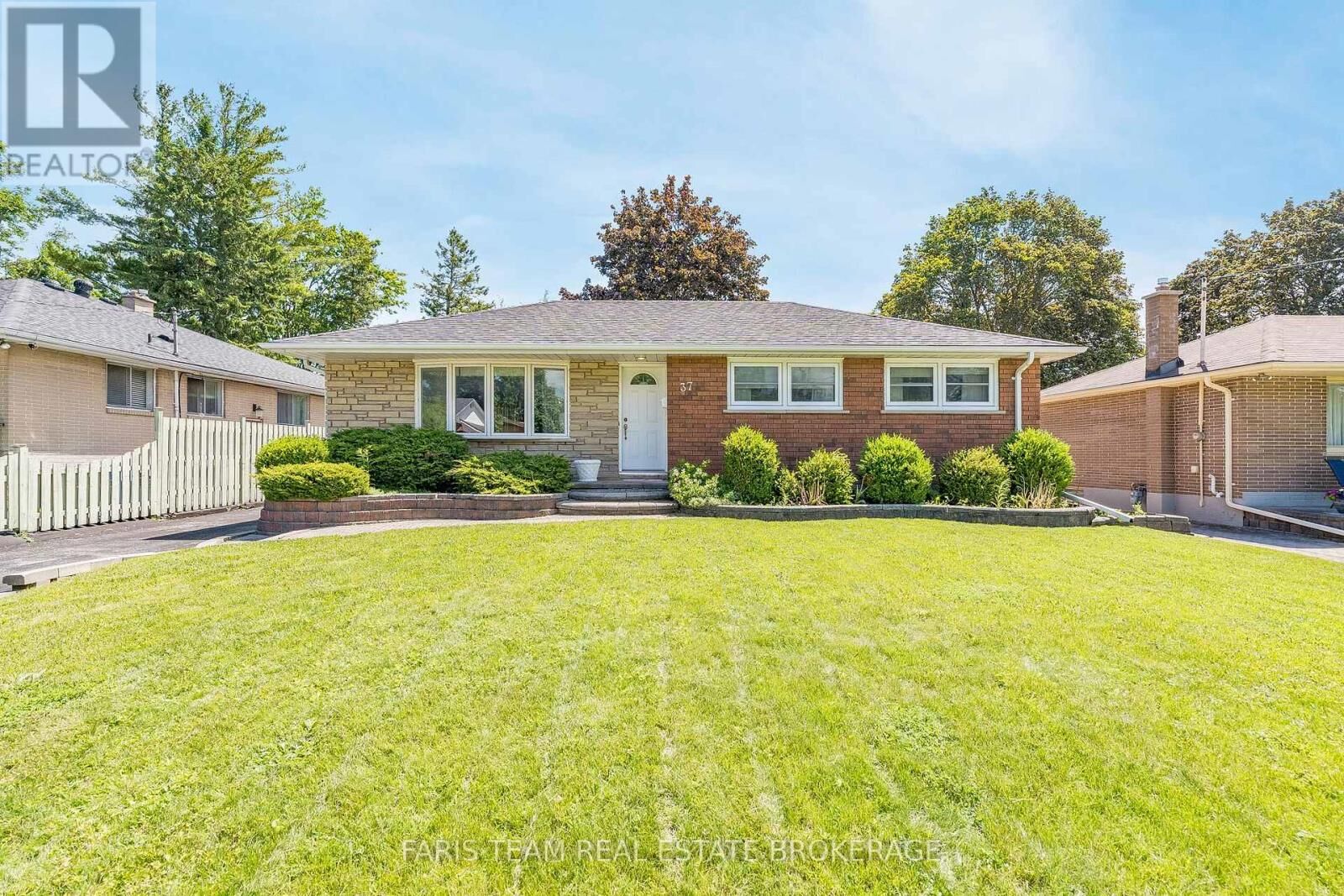 Property Photo: 37 Downsview Drive ON L4M 4P9