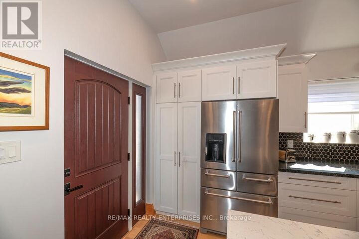 Property Photo:  837 Kingston Road Upper  ON M4E 1R9 